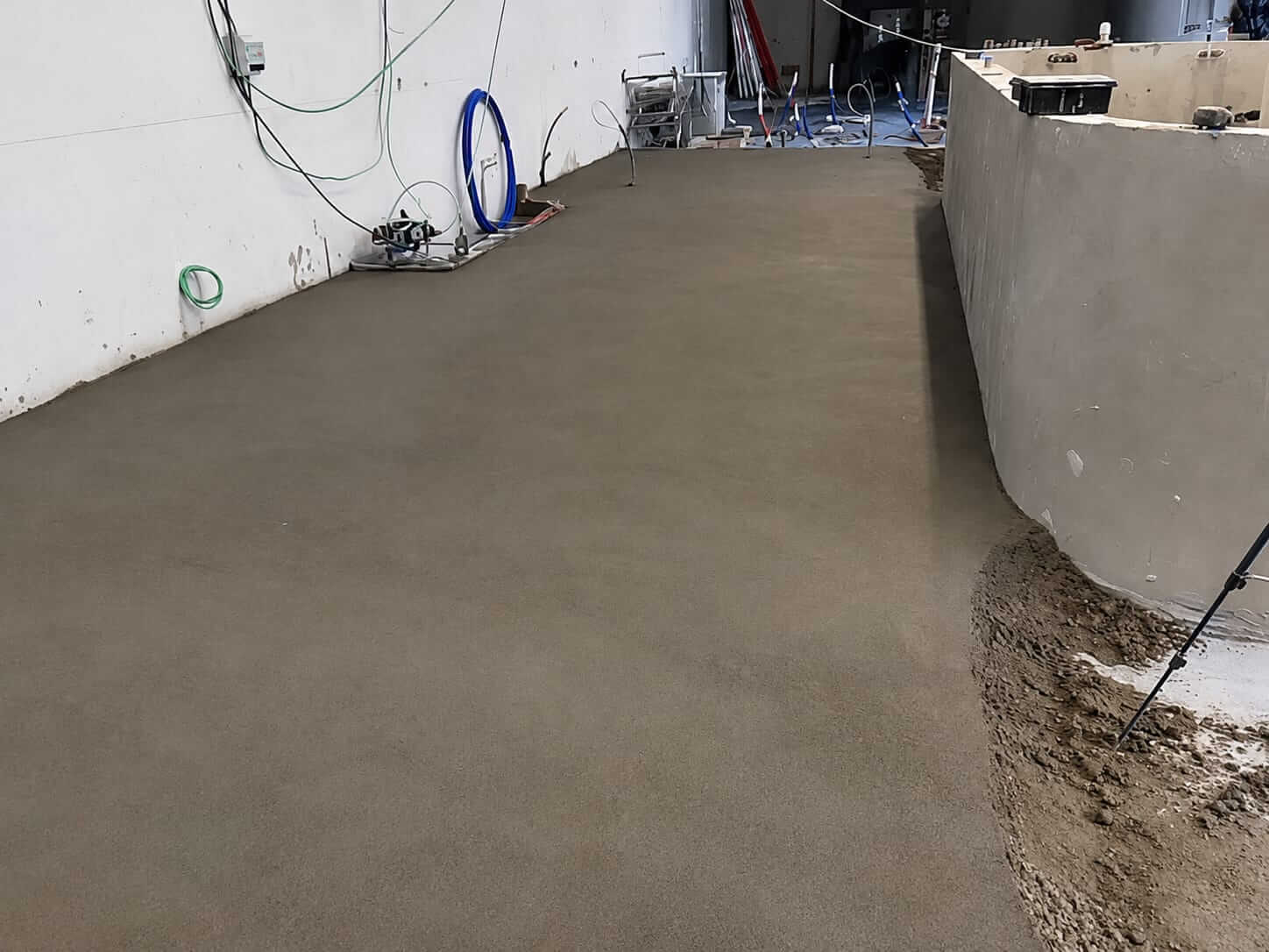 Aplicação de betonilha de enchimento e regularização no Oceanário de Lisboa