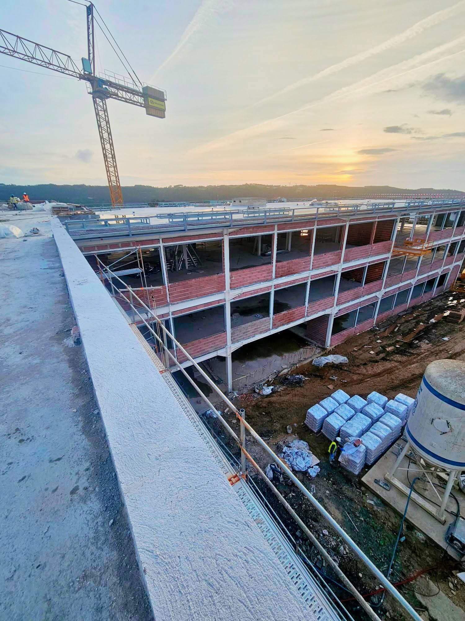 Trabalhos de betonilha e betão leve numa unidade de saúde em Mafra