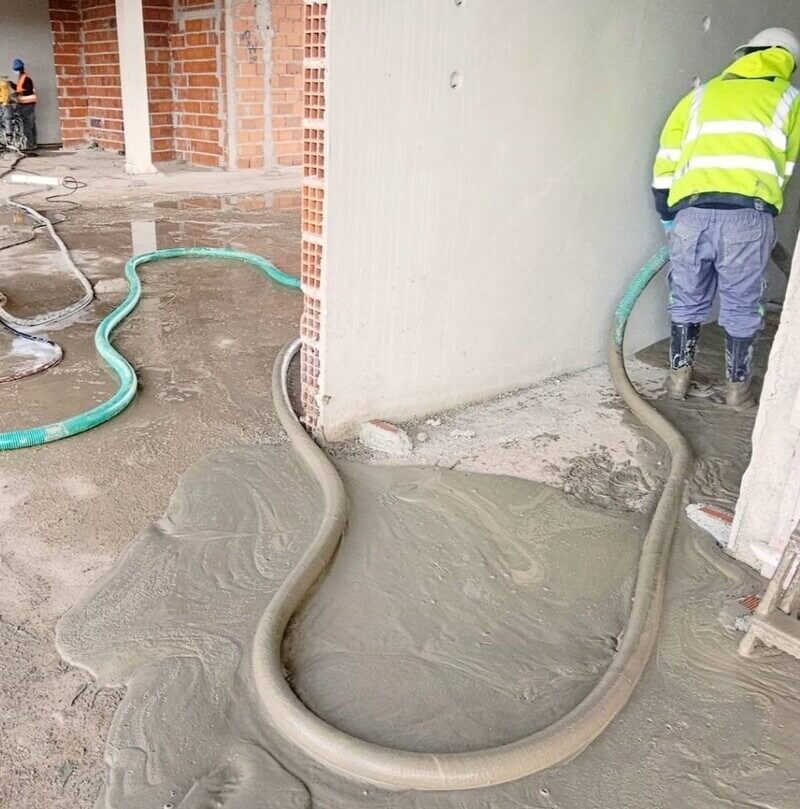 equipa a fazer aplicação de betão celular em obra de grande dimensão com recurso a máquina de betão celular