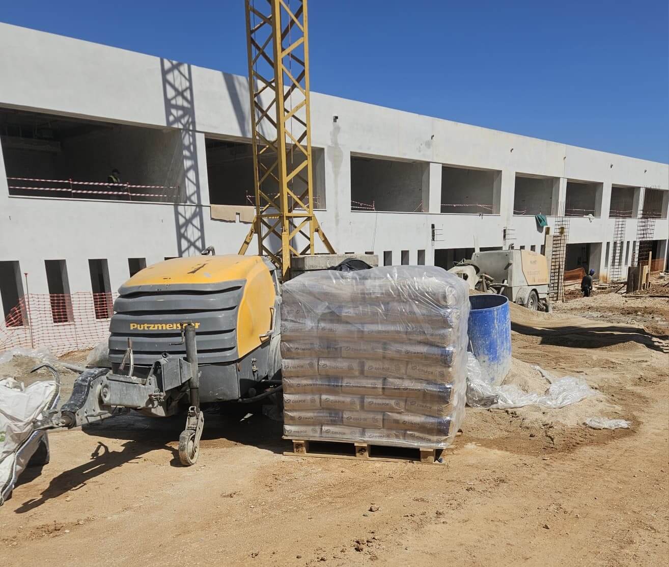 Equipa especializada na aplicação de betonilhas em obra de construção civil em Portugal
